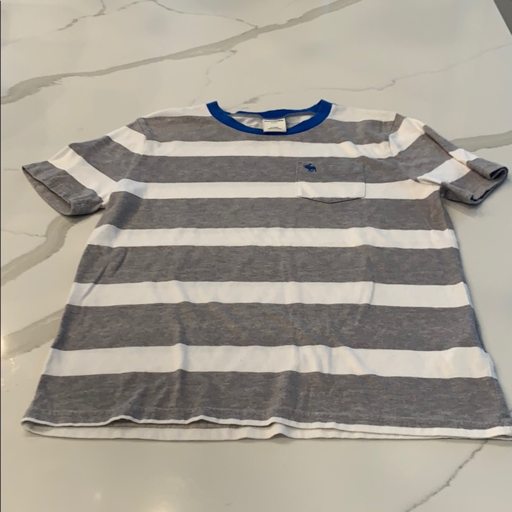 Abercrombie kids short sleeve pocket tee. Size L